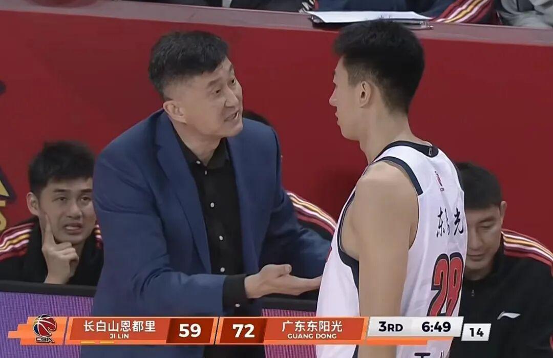 开云官网-广东男篮21分大胜，奎因42+7+8打出个人秀，焦伯乔伤退姜伟泽27分